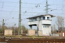 Wahrzeichen: Das Reiterstellwerk in der n�rdlichen Ausfahrt von Gremberg Gnf. (April 2009).