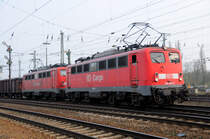 Doppeltes Lottchen (mit gez�hlten Tagen...): 140 801-2 mit Schwesterlok ziehen einen Eaos-Ganzzug aus Gremberg Rbf. (April 2009).