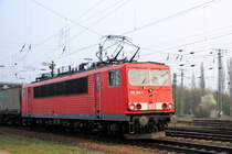 Einzelst�ck mit Lidschatten: Ein netter Gimmick, der sogar  Gesichter  freundlicher wirken l��t. Im Rahmen einer Neulackierung bekam 155 261-1 rote Lampenringe spendiert. (So gesehen am 30. April 2009 in Gremberg).