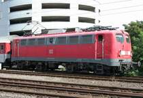 Die Dortmunder 110 243-3 setzt mit ihrem leeren Autozug zur�ck um weitere Wagen anzukoppeln, aufgenommen in D�sseldorf HBF am 26.07.2009 