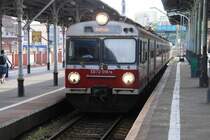 SZCZECIN (Woiwodschaft Westpommern), 26.07.2009, ED72-018ra nach Kostryn zwischen den Bahnsteigen 1 und 2 im Bahnhof Szczecin Główny; die Bahnsteige haben unterschiedliche Höhen, vorgesehener Einstieg links an Bahnsteig 1