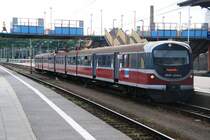SZCZECIN (Woiwodschaft Westpommern), 26.07.2009, EN57-2048ra nach Poznań Główny an Bahnsteig 3 im Bahnhof Szczecin Główny