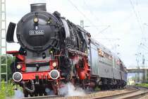 01 1066 geschoben von E-Lok 139 312-3 wurde gerade von Dampflok 01 118 �berholt. Aufnahmeort: Mertingen, DON