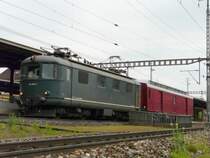 Re 4/4 I  416 628-6 mit Historischem Gep�ckwagen D 56 85 99-43 401-2 im Bahnhof von Muttenz am 11.05.2009