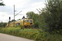  Bauger�mpel  auf dem Weg Richtung Heimat. Am 31.7.2009 konnte ich eine Stopf- und eine Schotterprofiliermaschine der Firma Leonhard Weiss bei km 25,4 der Filsbahn in Fahrtrichtung G�ppingen ablichten. Gru� an die Manschaft auf dem Fahrzeug!
