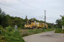 Und nochmal:  Bauger�mpel  auf dem Weg in die Heimat. Hier sieht man die mitgef�hrte Schotterprofiliermaschine am Haken der Stopfmaschine. Aufgenommen am 31.7.2009 bei km 25,4 der Filsbahn.