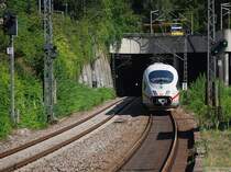 Er will nach Stuttgart zum Bahnbildertreffen. Der ICE 3 hat in der Eile sogar vergessen, das Maul zu schlie�en. Hier schaut nur noch der Rest aus dem Pragtunnel raus. (01. August 2009)