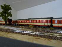 Seit heute neu in meiner Sammlung ist dieser Mitteleinstiegswagen der �BB. Er erhielt auch gleich Innenbeleuchtung und befindet sich gerade zwischen zwei ebenfalls beleuchteten kurzen Schlierenwagen. Links im Bild sind zwei Sch�rzenwagen zu erkennen.
Fahrzeugtyp und -nummer: Bmpz 50 81 21-34 040-2, Roco Artikelnummer: 45530, Preis: 62� ohne Beleuchtung (03.08.09)