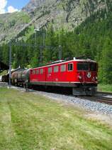 Die Ge 6/6 II 702 rollt hier mit einem gemischten G�terzug durch Spinas. An diesem Haltepunkt unmittelbar beim S�dportal des Albulatunnels halten leider nur noch sehr wenige Personenz�ge. (21.Juli 2009)