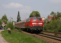 Richtig Gl�ck hatte ich am 1. Mai 2009 mit 218 202, denn die Lok wurde kurze Zeit sp�ter z-gestellt und war am 14. Juni 2009 in den Lokzug in Richtung Hagen eingereiht. Mit dem RE 32713 von Ulm nach Kempten (Allg�u) am Haken heizt die im Jahr 1973 gebaute Lok durch das kleine �rtchen Altenstadt an der Iller. 
Die Idylle, die viele Bahnh�fe und Ortschaften an der Illertalbahn ausstrahlen, t�uscht jedoch, denn hier wird mit 140 km/h gefahren!