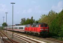 In voller Schussfahrt passieren mit f�hrender 218 434 zwei Ulmer 218er mit dem ab Ulm als Regionalexpress verkehrenden IC / RE 2013 von Hannover nach Oberstdorf den idyllischen Bahnhof von V�hringen. Zumindest die 218 434 war bis Dezember 2008 noch in L�beck beheimatet, bevor sie in den S�den kam, die Nummer der zweiten Lok war bei der Durchfahrt leider nicht zu erkennen.