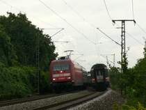 Hier die t�gliche Zugbegegnung von EC 6 nach Hamburg-Altona links mit 101 049 und rechts EC 101 mit 101 108 nach Chur.3.8.09 