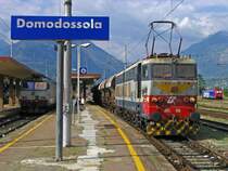 Die beinahe schon urchig anmutende 655 456 steht mit ihrem G�terzug gerade f�r einige Minuten in Domodossola. Links wartet 632 002 auf neue Aufgaben. Weiter zu sehen sind rechts eine Re 482 der SBB und weiter hinten zwei Re 4/4. (27.Juli 2009)