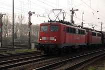 Einheitslok-Doppel: Man mu� sie einfach m�gen... 140 834-3 mit Schwester m�hen sich in der Umfahrung von Gremberg vor einem schweren Sch�ttgut-Ganzzug. Auch hier passen die alten Formsignale bestens. (Ende April 2009).