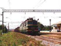 VL80s-1516 (ВЛ80c-1516) mit G�terzug zwischen Vladimir (Владимир) und Kovrov (Ковров) bei Bogolyubovo am 31-08-2004. Bild und scan: Date Jan de Vries.