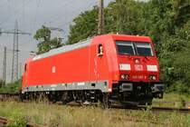 Die seit sechs Tagen in Betrieb laufende Lok 185 387 der DB wartet
am 3.8.09 in Ratingen-Lintorf auf Weiterfahrt