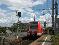 423 038-9 war am 24. Juli 2009 auf der S 13 (Troisdorf - K�ln-Hansaring) unterwegs. Hier beim Verlassen der Hohenzollernbr�cke und der Einfahrt in den Hbf von K�ln.
