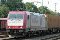 Die 185 595-6 von Crossrail zieht eine G�terzug durch K�ln West am 29.07.2009