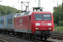 Die 145 062-6 zieht einen Containerzug durch K�ln West am 29.07.2009