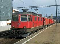 SBB-Cargo: Mit dem Ziel St. Gallen und mit einem G�ter- und L�schzug wartet die Re 4/4  11341 in Dietikon auf die Weiterfahrt. (31.7.09)