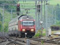 SBB - 460 086-2 vor Schnellzug bei der einfahrt im Bahnhof von Liestal am 11.05.2009