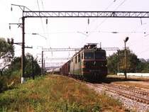VL80s-1436 (ВЛ80c-1436) mit G�terzug (86 waggons!) zwischen Vladimir (Владимир) und Kovrov (Ковров) bei Bogolyubovo am 31-08-2004. Bild und scan: Date Jan de Vries.