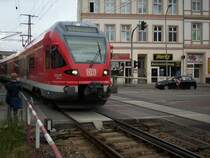 Flirt 429 030 �berquerte als RE Rostock-Sassnitz am 25.Juli 2009 an der Einfahrt Stralsund Hbf den Bahn�bergang Tribseer Damm.Auch Stefan Pavel war besch�ftigt den Flirt zu fotografieren.