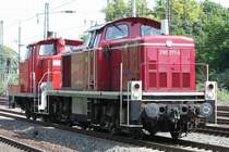 290 371-4 in Bundesbahnrot zieht 362 942-5 als Lokzug durch K�ln West am 29.07.2009