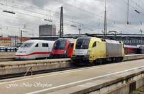 Ebenfalls f�r die DB im Einsatz,war an diesem Tag die ehemals zur RAG geh�rende ES 64 U2-017,hier r�ckt sie gerade aus dem Hauptbahnhof und gibt sich ein kurzes Stelldichein mit dem DB ICE2 und dem neuen �BB-Superzug,dem eleganten Railjet (Bahnbildertreffen 16.05.09)