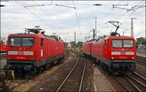 112 138 links abgestellt, daneben die Rangierenen Schwestern Flickenteppisch 112 136 und 112 159 in M�nster 1.8.2009