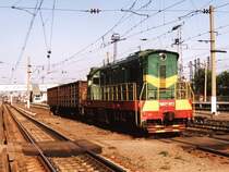 ChME3t-6577 (ЧMЗ3T-6577) mit �bergabeg�terzug auf Bahnhof Vladimir Pass (Владимир Пасс) am 31-08-2004. Bild und scan: Date Jan de Vries.