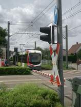 Dass die OEG eine  richtige  Eisenbahn ist, die nach der EBO f�hrt, zeigt sich zum Beispiel an den Sicherungsanlagen wie hier in Weinheim Stahlbad. Soeben verl�sst Wagen 4127 den Haltepunkt und f�hrt weiter in auf ihrem Rundkurs Heidelberg - Mannheim - Weinheim. 2009-07-30.