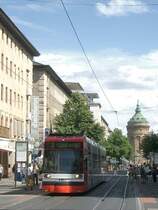 Wagen 212 f�hrt als Linie 3 nach Sandhofen durch die Mannheimer Innenstadt; hier zwischen Wasserturm und Paradeplatz. 2009-07-30.