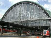 Dimensionen: Gewaltig wirkt die Halle des Hauptbahnhofs in Frankfurt am Main gegen�ber der RB nach Heidelberg am rechten unteren Bildrand. Frankfurt (M), 2009-08-03.