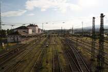 Blick auf die Gleisanlagen des Bahnhof Chomotov (Komutau) von der Fu�g�ngerbr�cke. (15.07.09)