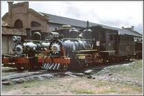 Bahnbetriebswerk Sao Joao del Rei in Minas Gerais. Rangierlok 22 und Streckenlok 62 posieren f�r den Fotografen. (Archiv 03/1979)
