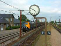 Die grosse Lok passt eben so zwischen die Masten und Zeichen im Bahnhof Taulov. Blick vom Treppenaufgang zum alten Mittelbahnsteig auf den S�dw�rts fahrenden Gz. Juli 2009