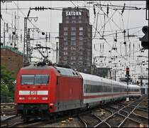 101 126 schiebt die ex. Metropolitian Garnitur als IC1119 nach Stuttgart aus dem K�lner Hbf 12.8.2009