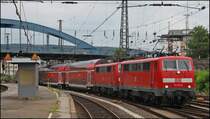 111 013 mit der defekten 111 127 (kalt) und dem RE10424 aus Dortmund bei der Einfahrt in Aachen Hbf 12.8.2009