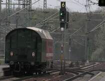 Nur noch ein Nachschu� erwischte am 19.4.2005 in Potsdam Park Sanssouci dieses �berraschend aufgetauchte Gespann aus BR 119 und einem historischen Reisezugwagen.