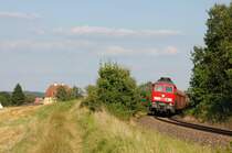 233 586 mit FZ56909 am 05.08.2009 bei G�rmersdorf. Im Hintergrund das Wasserschloss Moos.