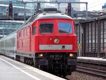232 571-0 durchf�hrt als Berlin-Warschau-Express am 09.08.2009 den Bahnhof Berlin Zoologischer Garten.
