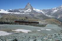Vor unserem sch�nsten Berg fahren der Bhe 4/6 3083 und der Bhe 4/6 3084 am 6.8.09 talw�rts.