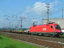 1016 043-0 ist bei Attnang-Puchheim mit einem G�terzug Richtung Linz unterwegs; 090811