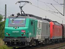 437006 der FRET , Teil einer interessanten Doppeltraktion vor einem Kohlezug , aufgenommen am 13.08.09 in Porz Wahn