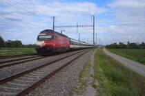 Nachschuss des IR 2127 mit Re 460 090-4  Goffersberg , welche f�r den L�tschberg und das Wallis wirbt.