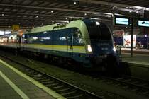  Am Gleis 25, bitte einsteigen, Vorsicht an den T�ren und bei der Abfahrt des Zuges.  Hier der ALEX BR 183 001 auf dem Weg nach Regensburg HBF am 10.8.09.    