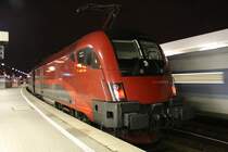 Abfahrt in das BW M�nchen HBF der Railjet mit 1116 214-6 und im Hintergrund f�hrt der NZ Richtung Berlin Lichtenberg ein.
