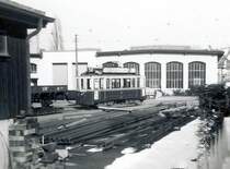 Berner G�terverkehr: Motorwagen 37 mit einem Rollschemel der damaligen Solothurn-Zollikofen-Bern-Bahn, darauf ein FS-G�terwagen. Die Komposition d�rfte von Worblaufen her gekommen sein. Burgernziel, Fr�hjahr 1962. 