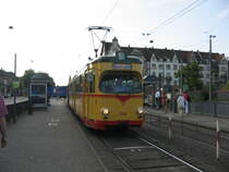 Der Stra�enbahnwagen 208 auf der Linie 5 nach Rintheim an der Haltestelle Tullastra�e.